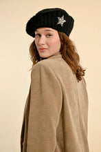 Load image into Gallery viewer, Beret with Star - Black
