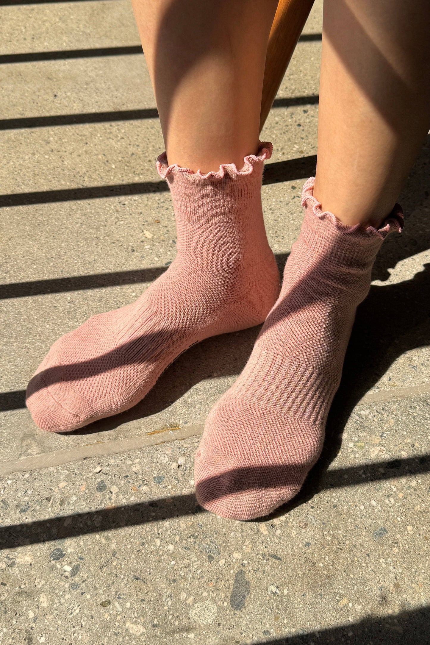 Ruffled Hugger Crew Socks VINTAGE PINK / BLACK