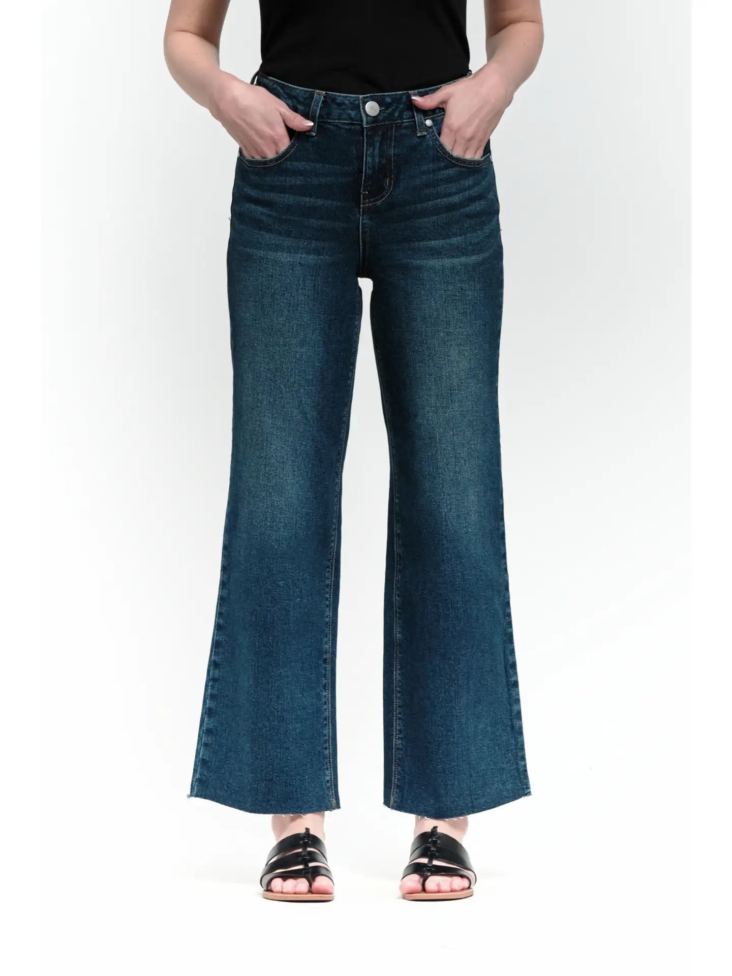 29" Raw Hem Wide Leg Crop Jeans in Knox