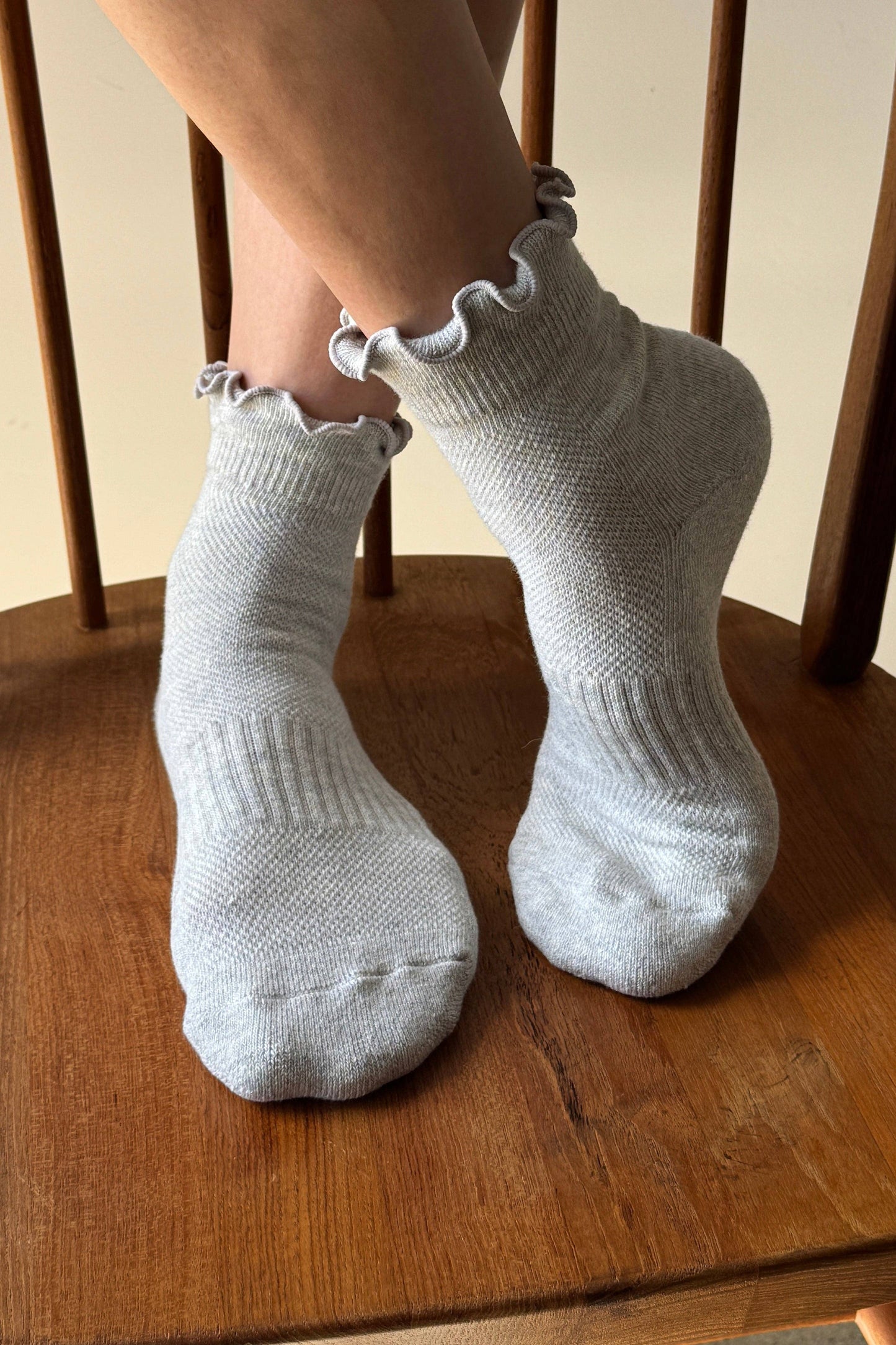 Ruffled Hugger Crew Socks GREY / RED