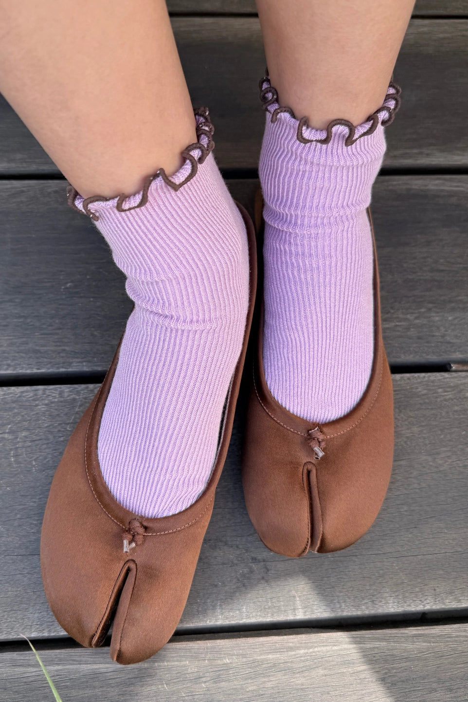 The Petite Ruffled Modal Socks - Lilac/Brown