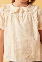 Load image into Gallery viewer, Textured Daisy Lace Peter Pan Collar Top
