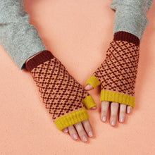 Load image into Gallery viewer, Women&#39;s Lambswool Fingerless Gloves - Sienna/Peach
