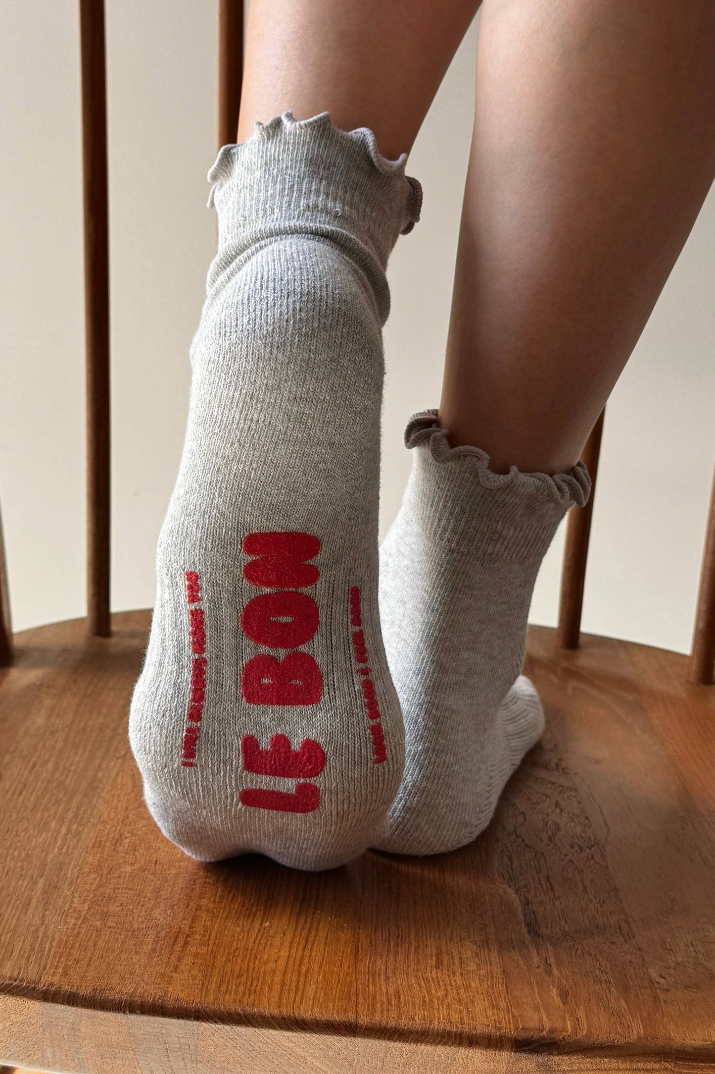 Ruffled Hugger Crew Socks GREY / RED