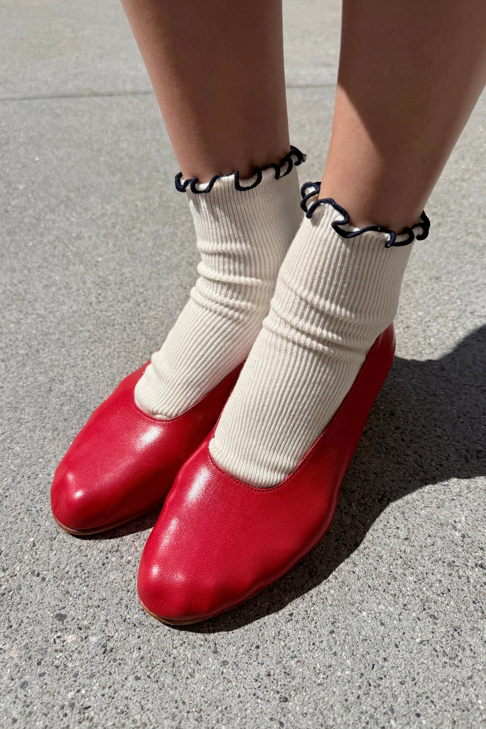 The Petite Ruffled Modal Socks - Soft White/Navy