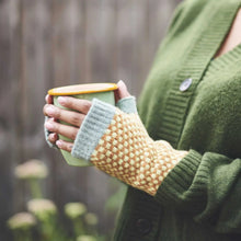 Load image into Gallery viewer, Women&#39;s Lambswool Fingerless Gloves -Mint Checks
