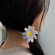 Load image into Gallery viewer, Daisy Flower Hair Claw
