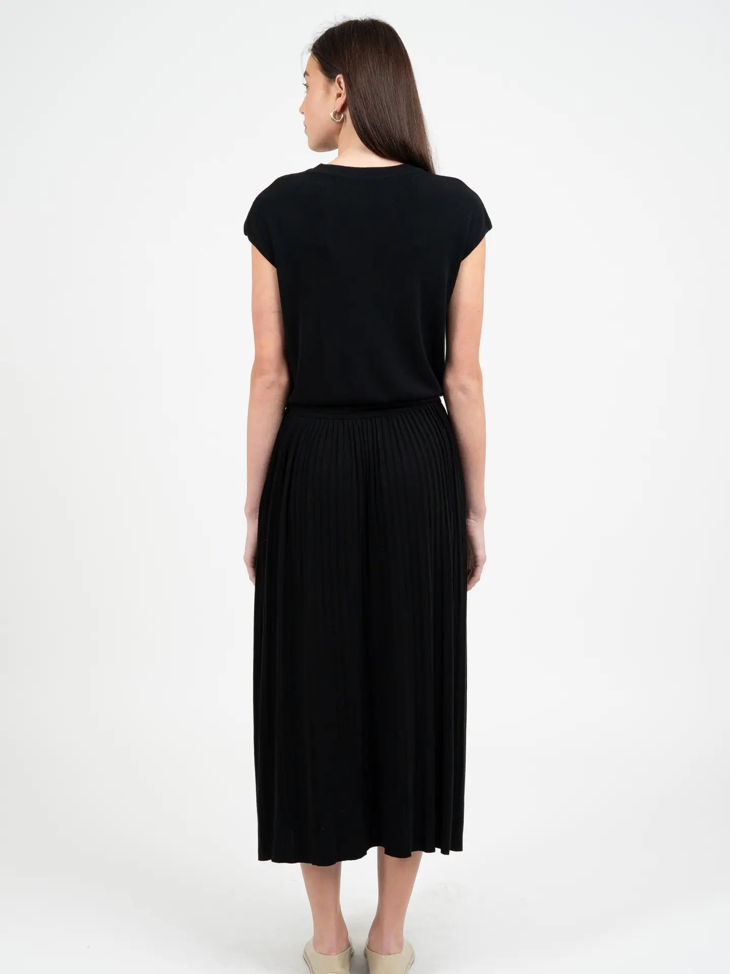 Elegant Knitted Pleated Midi Skirt - Black