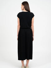 Load image into Gallery viewer, Elegant Knitted Pleated Midi Skirt - Black
