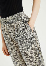 Load image into Gallery viewer, Abstract Flower Print Mid-Rise Trousers
