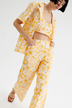 Load image into Gallery viewer, Floral Print Mid-Rise Straight-Leg Trousers - Yellow
